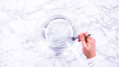 Düz yatıyordu. İçi su dolu geniş bir cam karıştırma kabı olgun çilekleri nazikçe temizlemek için hazır bekliyor. Kurumadan ya da depolamadan önce el değmemiş olduklarından emin olmak için..