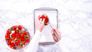 Düz yatıyordu. Sulu kırmızı çilekler, daha yeni yıkanmış, kabartma çarşafına serilmiştir, aşırı nemi emmek ve küfü önlemek için dikkatlice kağıt havlularla kaplanmıştır..