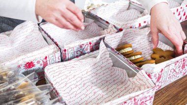 Sevimli ev yapımı zencefilli kurabiye ve şekerli kurabiye, bol çikolataya batırılmış, dekoratif Noel kutusuna yerleştirilmiş mevsimlik hediyeler için mükemmel..