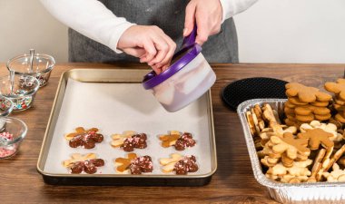 Yıldız şeklinde kurabiyeler hazırlıyorum, çikolataya yarı daldırılmış, bayram için naneli çikolata parçacıkları ile aksanlı..