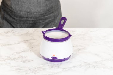 Sebze boyasıyla kek tepsisini yağlamak, nefis bir ev yapımı balkabağı pastası pişirmeye hazırlanmak..