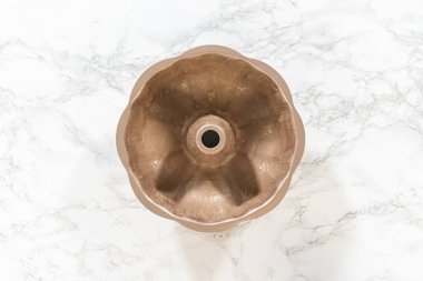 Düz yatıyordu. Sebze boyasıyla kek tepsisini yağlamak, nefis bir ev yapımı balkabağı pastası pişirmeye hazırlanmak..