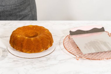 Balkabaklı kek krem peynirli krema ve çikolata yapraklı süsleme.