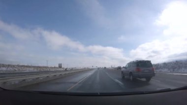 Denver, Colorado, ABD-26 Ocak 2024 - Karlı bir günde Denver 'dan Colorado Springs' e olan yolculuk devam ederken karla kaplı çam ağaçları I-25 'le huzurlu bir sürüş davet ediyor..
