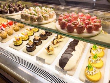 Las Vegas, Nevada, ABD-08 Kasım 2024-Red Rock Resort pastanesinde nefis, çikolatalı çilekler, mini kekler, Black and