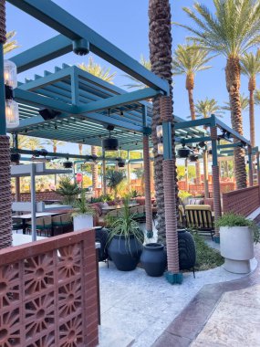 Las Vegas, Nevada, ABD-Kasım 09, 2024 Red Rock Resort 'ta zarif bir açık hava alanı. Uzun, görkemli palmiye ağaçları ve huzur verici bir yansıtıcı havuzu var. Kristal berrak su palmiyeyi yakalar.