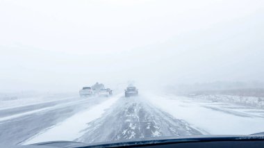 Denver, Colorado, ABD-15 Ocak 2024 birçok araç, fırtınanın görüş mesafesini ve yol sınırlarını azaltmasıyla birlikte eyaletler arası seyahat ederken kör edici kar yağışı ve kaygan koşullarla karşı karşıya.