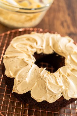 Zencefilli kek bol bol tuzlu karamel şekerli ve üzerine zencefilli çörek serpiştirilmiş..