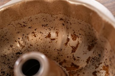 Pişirdikten sonra kirli bir kek tepsisinin yakın plan görüntüsü.