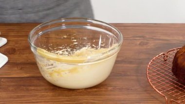 Zencefilli kek bol bol tuzlu karamel kremalı ve üzerine zencefilli çörek serpiştirilmiş..