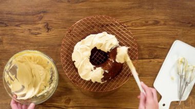 Düz yatıyordu. Zencefilli kek bol bol tuzlu karamel şekerli ve üzerine zencefilli çörek serpiştirilmiş..