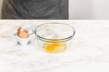 Çikolatalı zencefilli kurabiye kurabiye hamuru karışımı içinde pekmez ve yumurta da dahil olmak üzere ıslak malzemeler. Bu karışım hamuru zenginlik ve nem sağlıyor..