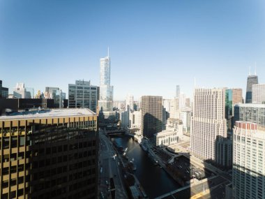 Chicago, Illinois, ABD-9 Kasım 2023 - Chicago, Illinois şehir merkezinin nefes kesici hava perspektifi, yüksek binaların penceresinden çekildi..