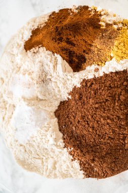 Unlu, tarçınlı, karanfilli, zencefilli ve hindistan cevizli kurabiyelerin karışımı. Karıştırmaya hazır.