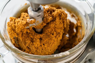 Klasik Zencefilli Kurabiye Hamuru kalın ve iyi karıştırılmış, mikserin küreği pürüzsüz entegrasyon gösteriyor. Hamur zengin, güzel kokulu ve bunları yaratmak için bir sonraki adım için hazır görünüyor.