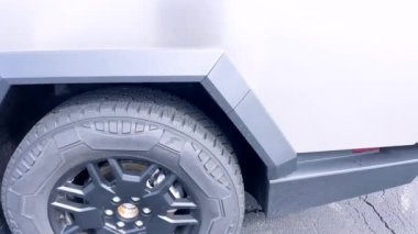 Denver, Colorado, ABD-28 Nisan 2024 Tesla Siber Kamyonu burada boş bir otoparkta, bulutlu bir gökyüzünün altında eşsiz açısal ve metalik şeklini vurgulayarak ele geçirildi.