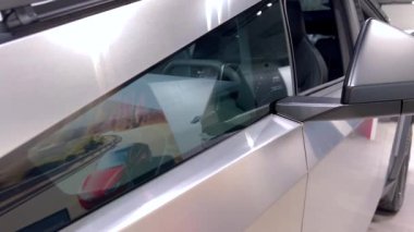 Denver, Colorado, ABD-9 Nisan 2024-Tesla 'nın fütüristik Siber Kamyonu son teknoloji tasarımı ve yenilikçi özelliklerini sergileyerek sergi salonuna çarpıcı bir dönüş yapıyor..