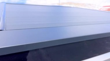 Denver, Colorado, ABD-28 Nisan 2024 Tesla Siber Kamyonu burada boş bir otoparkta, bulutlu bir gökyüzünün altında eşsiz açısal ve metalik şeklini vurgulayarak ele geçirildi.