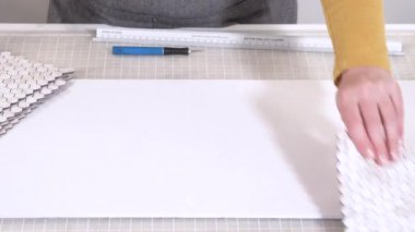 Kabuk soyma ve köpük tahtaya mozaik fayanslar yapıştırma sürecinde, yemek fotoğrafçılığı stüdyolarını estetik olarak geliştirmek için mükemmel..