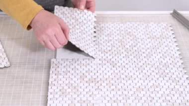 Kabuk soyma ve köpük tahtaya mozaik fayanslar yapıştırma sürecinde, yemek fotoğrafçılığı stüdyolarını estetik olarak geliştirmek için mükemmel..