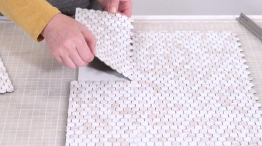 Kabuk soyma ve köpük tahtaya mozaik fayanslar yapıştırma sürecinde, yemek fotoğrafçılığı stüdyolarını estetik olarak geliştirmek için mükemmel..