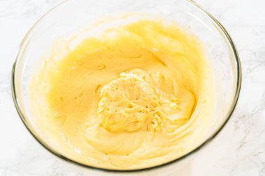 Bir çırpma makinesiyle, ölçülen malzemeler bir araya gelir. Pasta hamurunu bu lezzetli keke hazırlamak için ustalıkla karıştırılır..