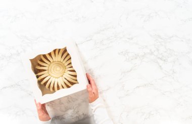 Havuçlu kek dikkatlice paketlenir beyaz bir kağıt bohça pasta kutusu, hediye ya da paylaşım için hazır.