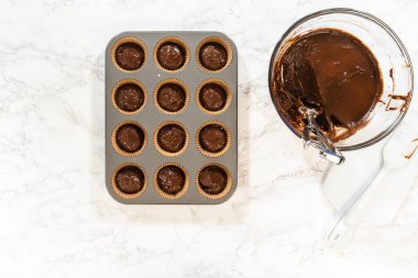 Düz yatıyordu. Bu işlem, zengin hamuru dikkatlice kek tepsisine koymayı içeriyor..