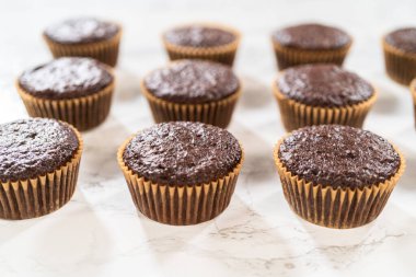 Taze pişmiş çikolatalı kekler, zengin ve kadife çikolatalı dondurmanın cömert bir kaplamasını beklerken enfes bir dönüşüm için hazırlanıyorlar..