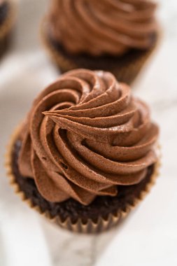 Çikolatalı kremanın zarif kıvrımları her çikolatalı kekin üzerine titizlikle konur ve karşı konulmaz bir ziyafet yaratır..