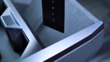 Denver, Colorado, ABD-5 Mayıs 2024-yakın çekim bir kişinin el ele tutuşmasını gösteriyor. Minimalist Tesla Cybertruck anahtar kartı araçların direksiyonunun önünde,