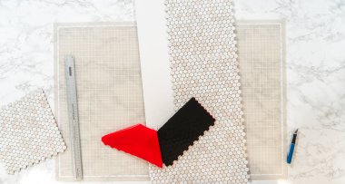 Kabuk soyma ve köpük tahtaya mozaik fayanslar yapıştırma sürecinde, yemek fotoğrafçılığı stüdyolarını estetik olarak geliştirmek için mükemmel..