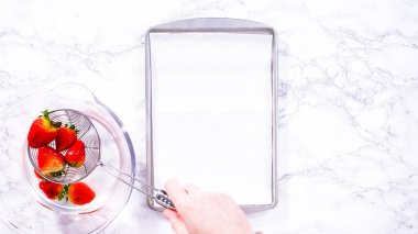 Düz yatıyordu. Sulu kırmızı çilekler, daha yeni yıkanmış, kabartma çarşafına serilmiştir, aşırı nemi emmek ve küfü önlemek için dikkatlice kağıt havlularla kaplanmıştır..