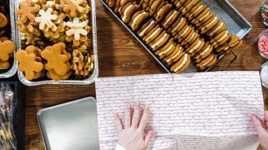 Düz yatıyordu. Sevimli ev yapımı zencefilli kurabiye ve şekerli kurabiye, bol çikolataya batırılmış, dekoratif Noel kutusuna yerleştirilmiş mevsimlik hediyeler için mükemmel..