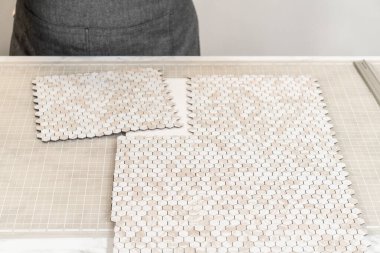 Kabuk soyma ve köpük tahtaya mozaik fayanslar yapıştırma sürecinde, yemek fotoğrafçılığı stüdyolarını estetik olarak geliştirmek için mükemmel..