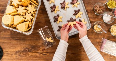 Yıldız şeklinde kurabiyeler hazırlıyorum, çikolataya yarı daldırılmış, bayram için naneli çikolata parçacıkları ile aksanlı..