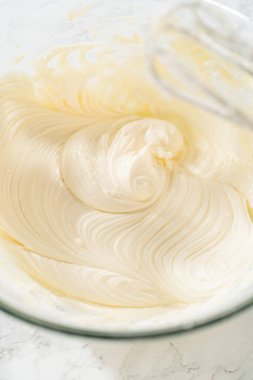 Dondurulmuş krem peyniri hazırlıyorum. Lezzetli balkabaklı kek..