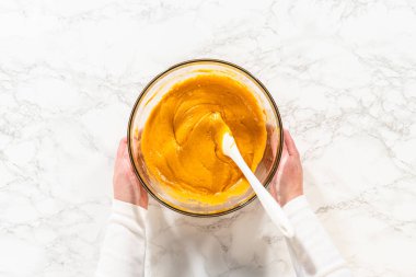 Düz yatıyordu. Sıcak bir mutfakta, büyük bir karıştırma kabı malzemelerin ustalıkla harmanlanması için sahne olur, kek karışımından nefis bir ev yapımı balkabağı pastası hazırlamak için sahne hazırlar.