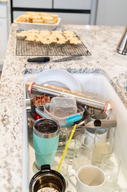 Kar tanesi şekerli kurabiyelerin pişirildiği eğlenceli bir günün ardından mutfak lavabosu temizlenmeyi bekleyen bir yığın kirli bulaşıkla doludur..