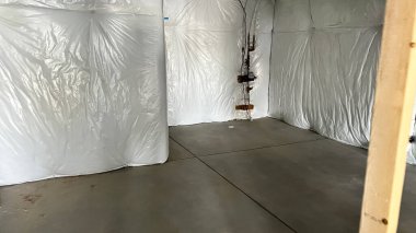 Castle Rock, Colorado, ABD-30 Aralık 2022 - Yeni bir inşaat alanında tamamlanmamış bir bodrum. Açığa çıkarılan çerçeve, alçıpan ve inşaat malzemeleri erken dönemleri vurguluyor