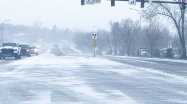 Denver, Colorado, ABD-15 Ocak 2024 'te birçok araç kör edici kar yağışı ve kaygan hava koşullarıyla karşı karşıya kalırken fırtınanın görüş mesafesini ve karayolu sınırlarını azaltmasıyla eyaletler arası seyahat ediyor.