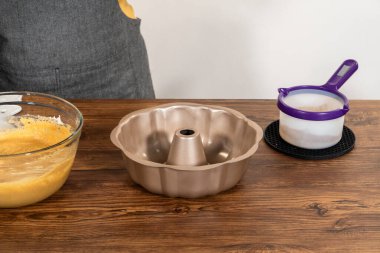 Karamelli, lezzetli bir zencefilli kek pişirmek için kek tepsisini yağlarken dikkatli ol..