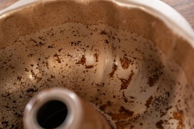 Pişirdikten sonra kirli bir kek tepsisinin yakın plan görüntüsü.