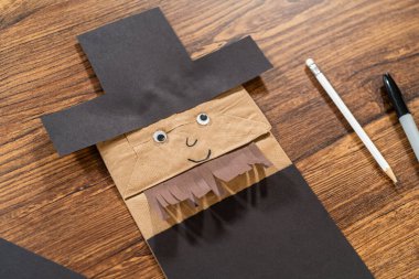 Kendini işine adamış bir öğretmen kâğıt kuklaları hayata geçirir, sınıfta yaratıcılığı elden geçirerek teşvik eder..