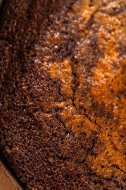 Zencefilli kek, tatlı karamel şekerlemesini beklerken tel askıda zarif bir şekilde soğur..