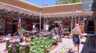 Santa Fe, New Mexico, ABD-1 Haziran 2024 New Mexico 'da canlı bir açık hava pazarı renkli seramik, çömlek ve el yapımı ürünler sergiliyor. Müşteriler eşsiz yöreyi keşfediyorlar.