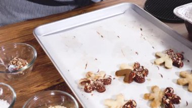 Yıldız şeklinde kurabiyeler hazırlıyorum, çikolataya yarı daldırılmış, bayram için naneli çikolata parçacıkları ile aksanlı..