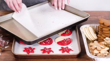Dikkatlice paketlenmiş Noel kurabiyeleri, çikolataya batırılmış ve şeffaf selofan ambalajla sunulmuş, bayram hediyesi olarak mükemmel..