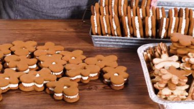 Zencefilli kurabiye sandviçi ve yumurta likörlü tereyağı. Noel hediyesi olarak sade bir ahşap masada sunuluyor..