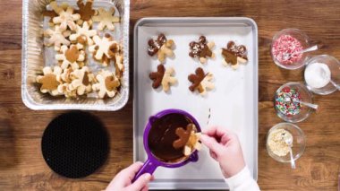 Düz yatıyordu. Yıldız şeklinde kurabiyeler hazırlıyorum, çikolataya yarı daldırılmış, bayram için naneli çikolata parçacıkları ile aksanlı..